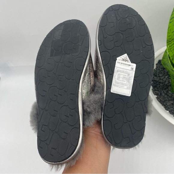 UGG women’s Scuffette II Metallic Sparkle Shearling Slippers in size 6 NEW - Picture 4 of 6